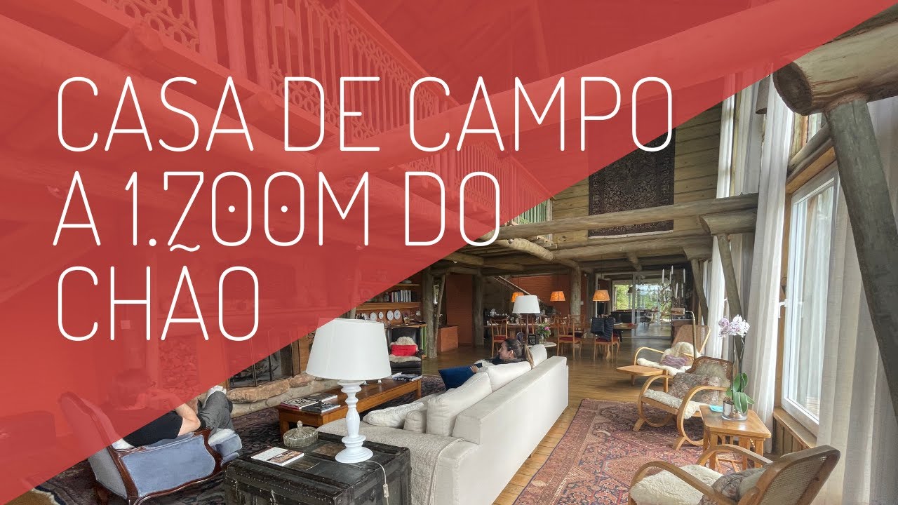 Casa de campo aconchegante inspirada nas casas uruguaias com madeira de reflorestamento e garimpos