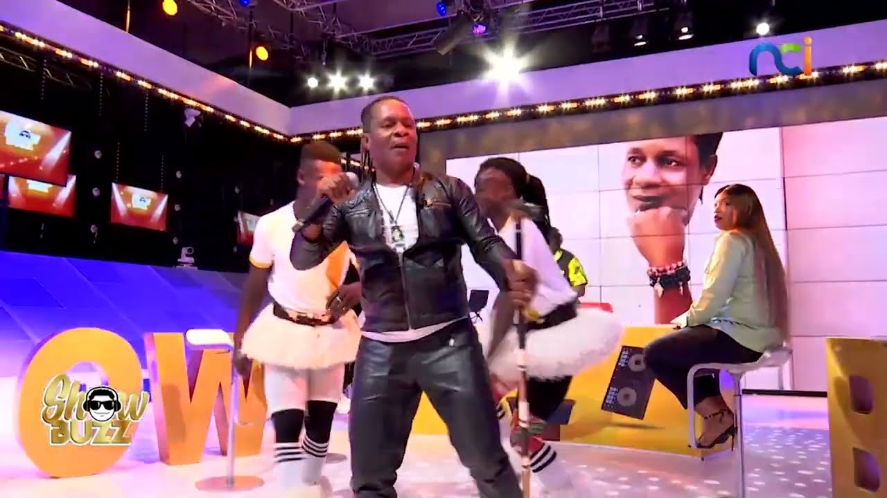 Nahounou Pauli, Artiste Chanteur en prestation dans Showbuzz