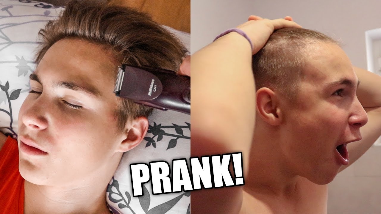 PRANK! L-AM TUNS ÎN TIMP CE DORMEA!