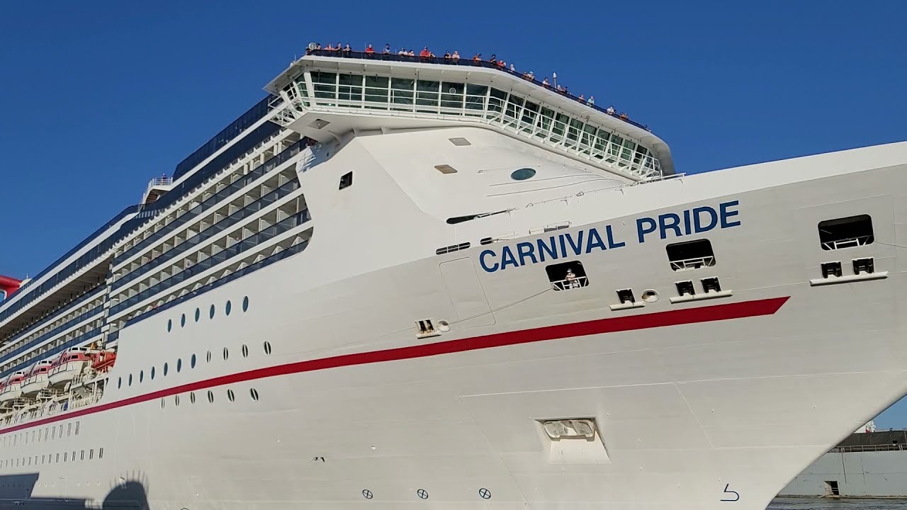 CARNIVAL PRIDE Cruise Ship Captain Leans On Air Horn (wait for it at 3:20) @ PORT TAMPA BAY FLORIDA.