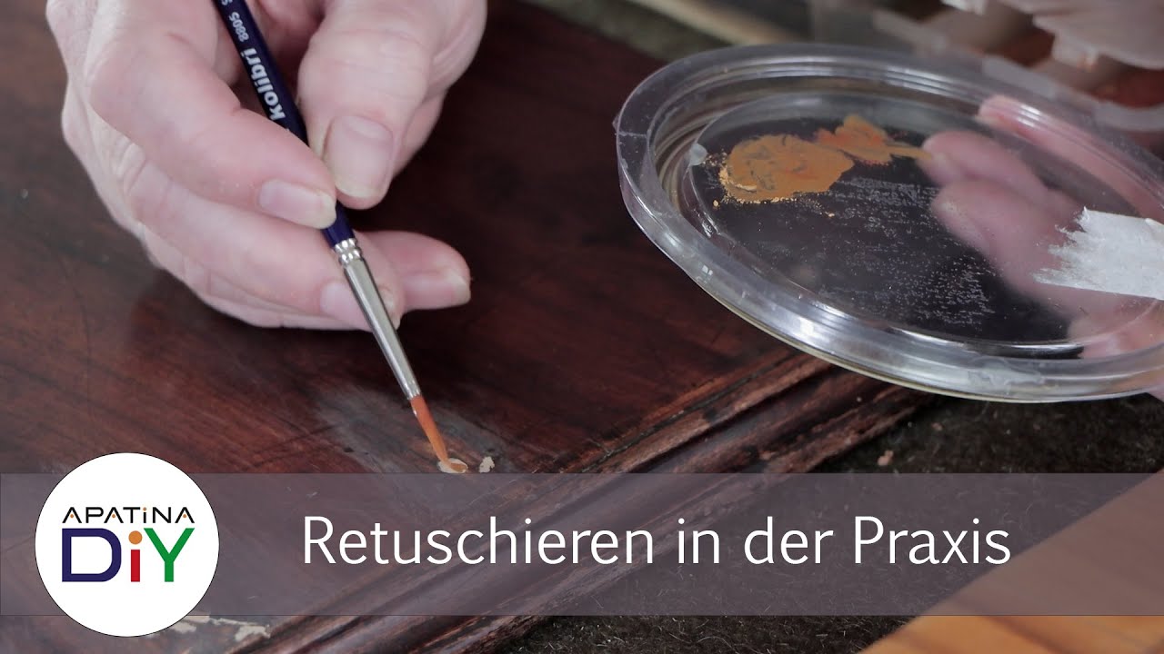 Retusche an Holzergänzungen und Kittstellen