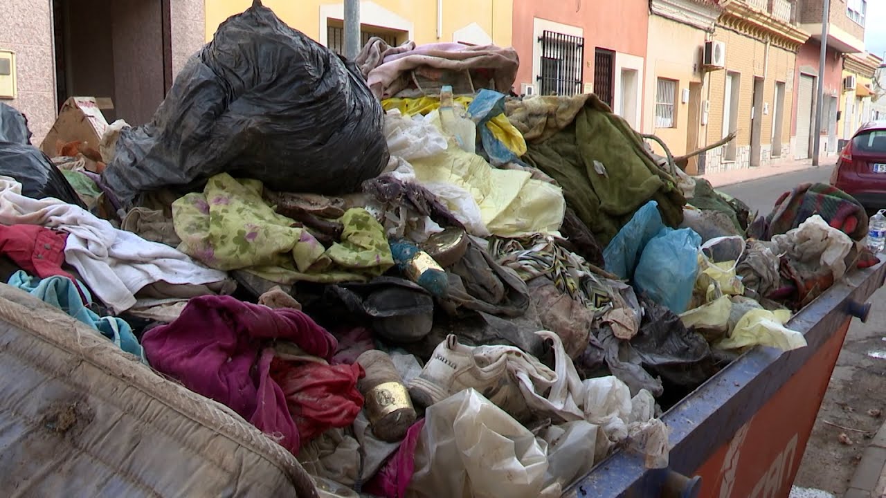 Sacan tres contenedores de basura de una casa cuya propietaria tiene síndrome de Diógenes