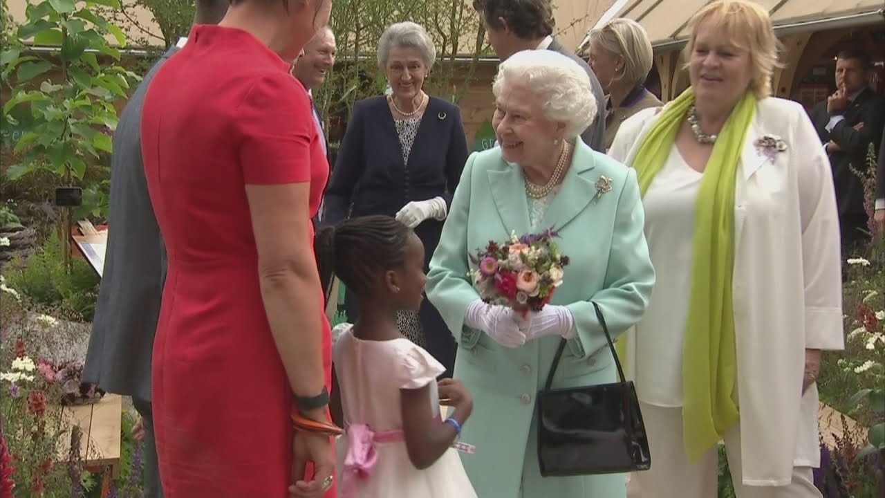 The Queen leads Will & Kate on their first visit to Chelsea Flower Show