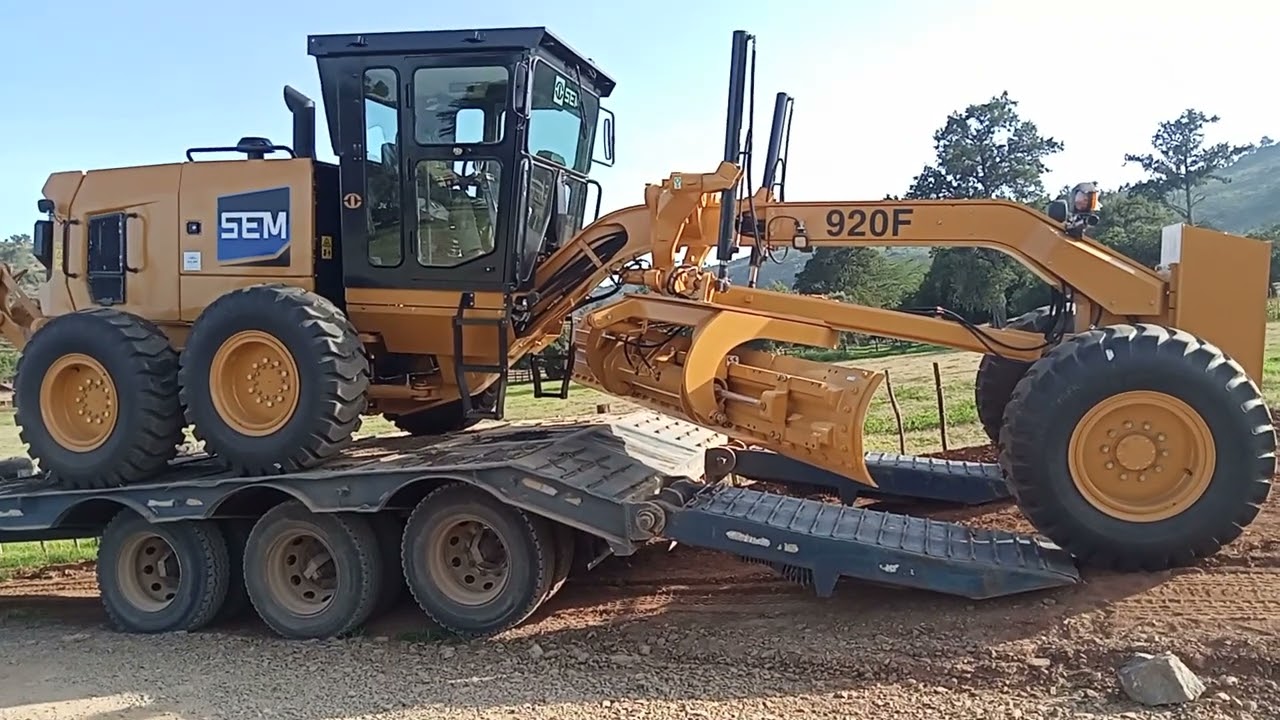 SEM 920F motor grader, how to offload like a pro...CAT 