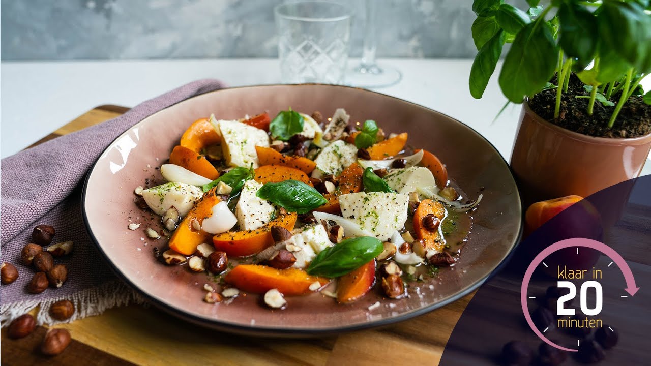 Burrata met basilicumolie, abrikozen en gebrande ui | Klaar in 20 minuten