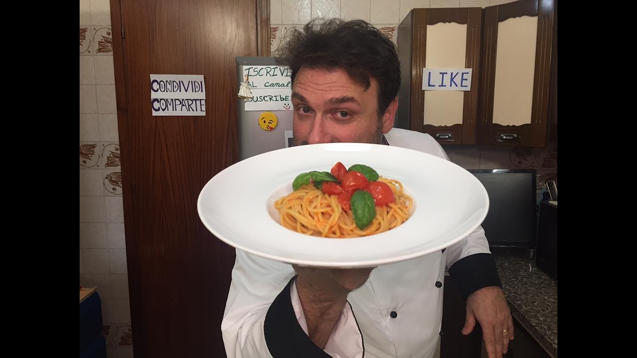 Espaguetis con Tomate Fresco y Albahaca
