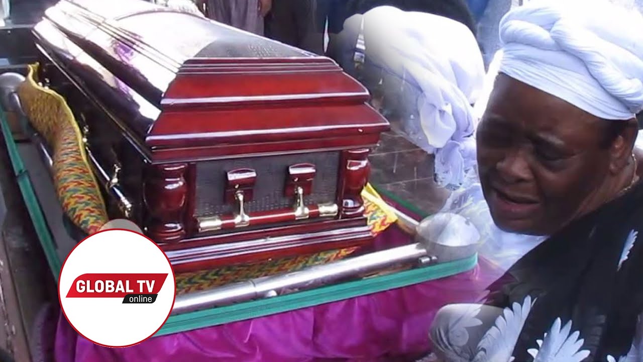 MAZISHI YA ASKOFU MWENISONGOLE: MWILI WAKE ULIVYOINGIZWA KABURINI, NDUGU WAMWAGA MACHOZI...
