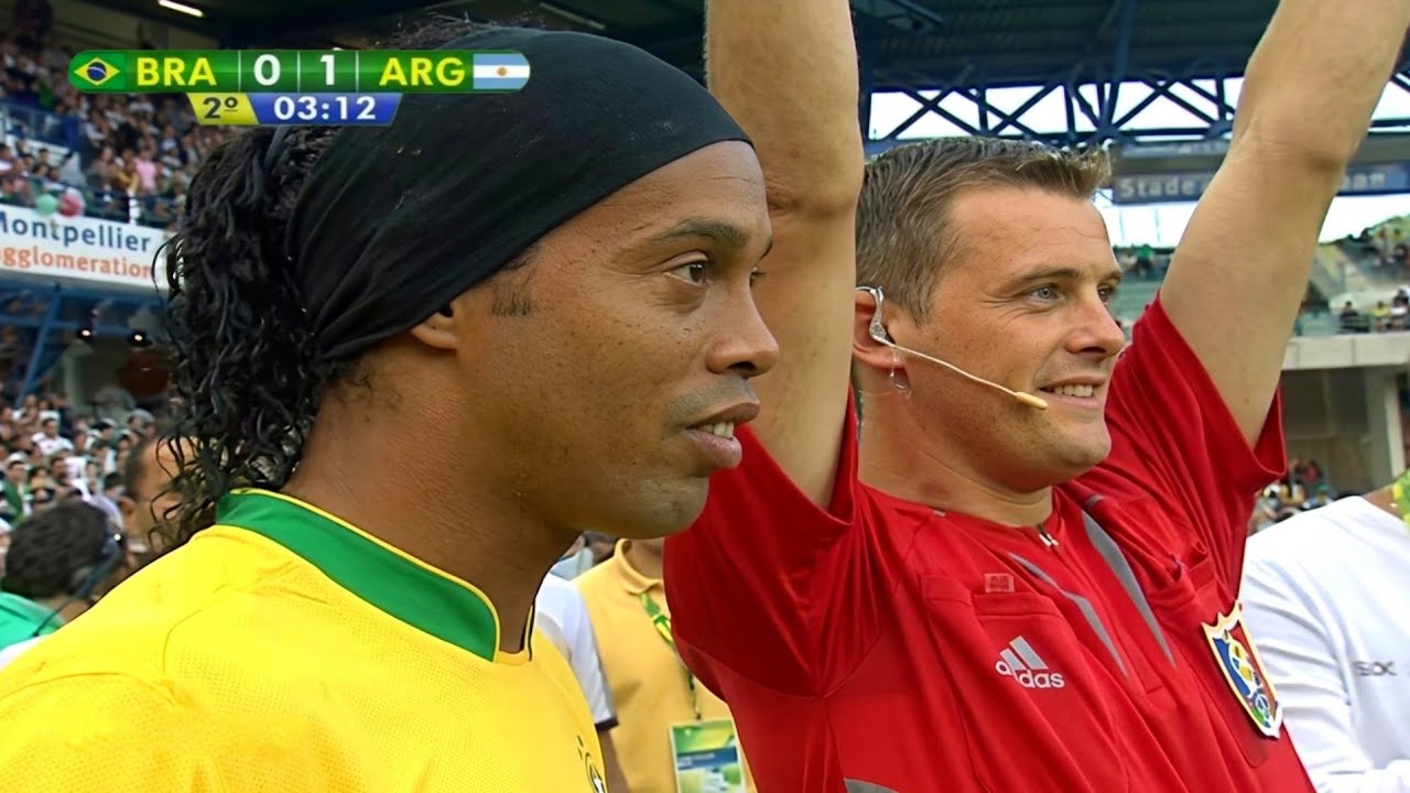 O DIA QUE RONALDINHO ENTROU NO SEGUNDO TEMPO E MUDOU O JOGO PRO BRASIL