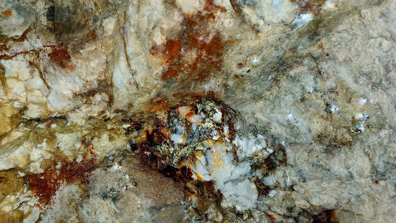 Large Quartz Vein Inside This Old Mine!
