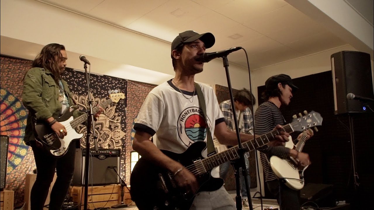MEH SINI LIVE | Honeybadgers - Voices In My Head