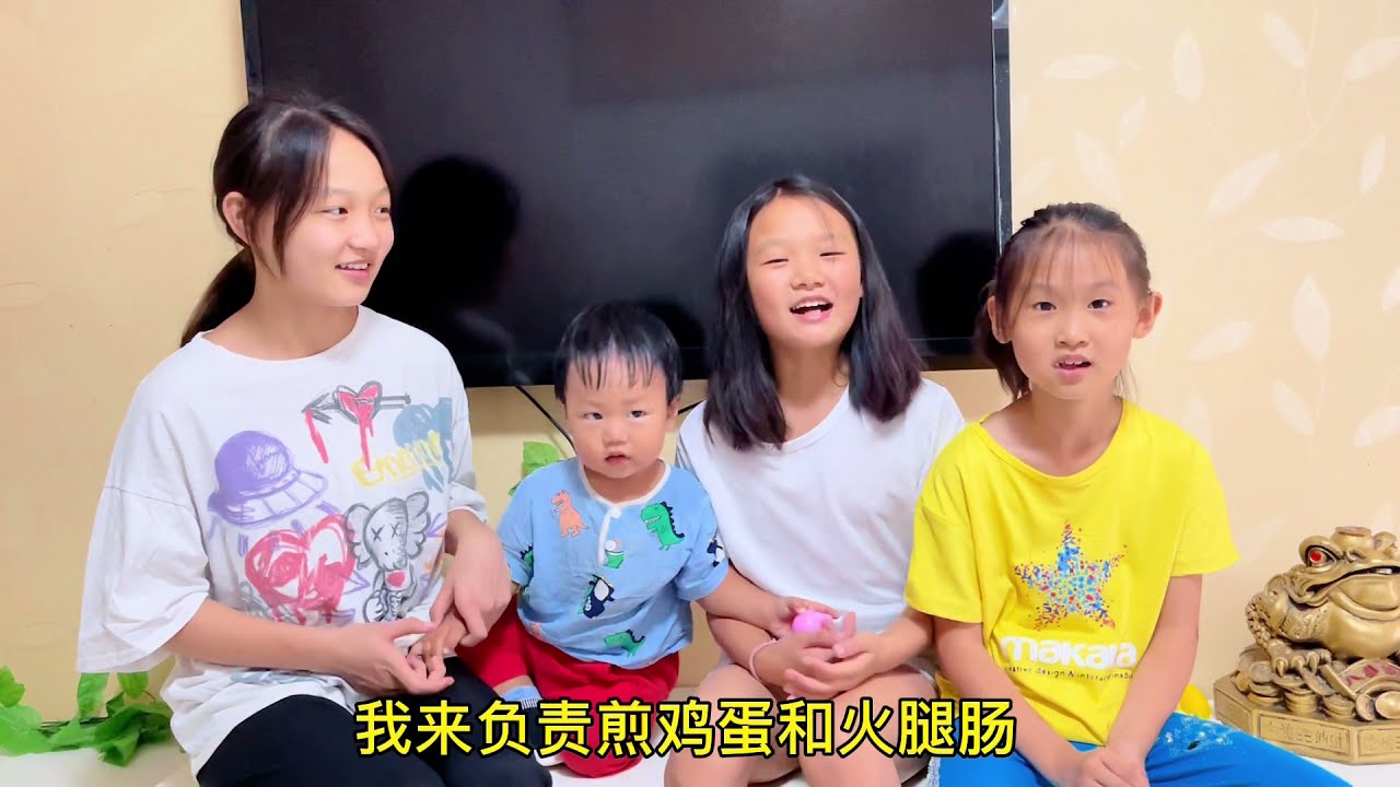 三个女儿分工明确，煮了一份臭臭的螺蛳粉配火腿煎蛋，太香了吧