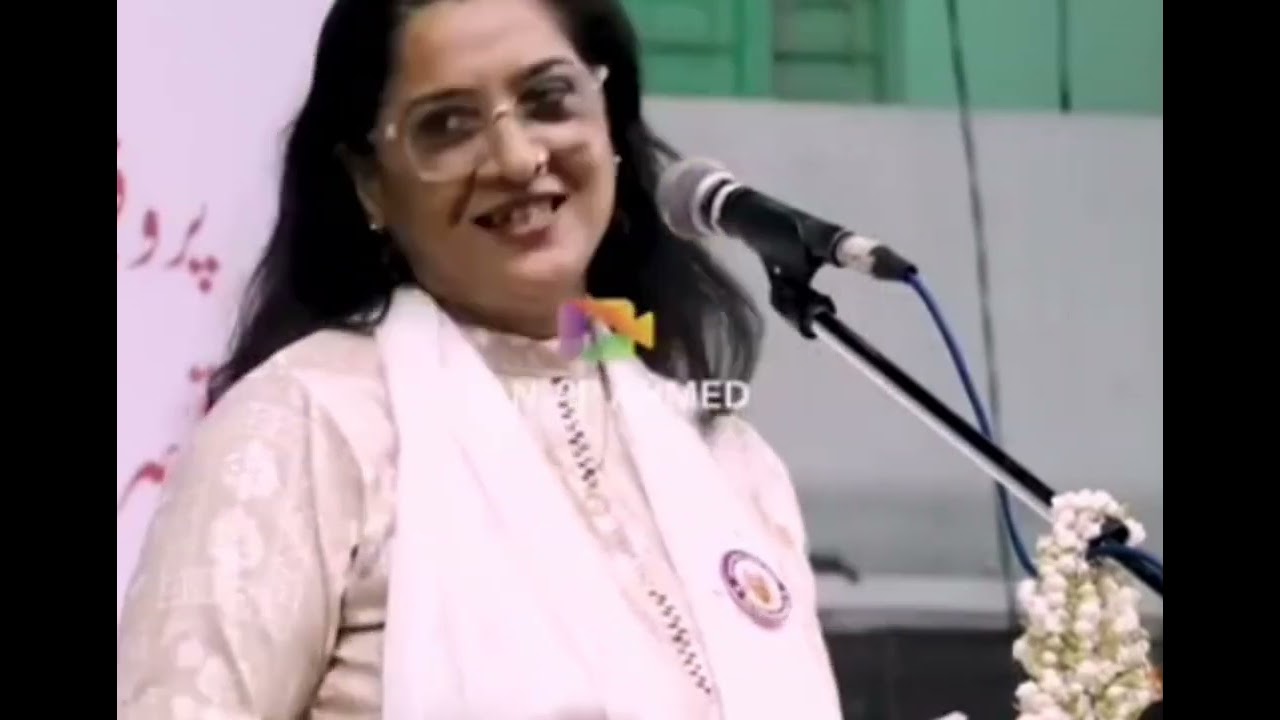 Lata Haya Addressing Students to avoid Love (Abi Parh Lo Sanwar Jao Mohabat Ba'd Mein Krna)