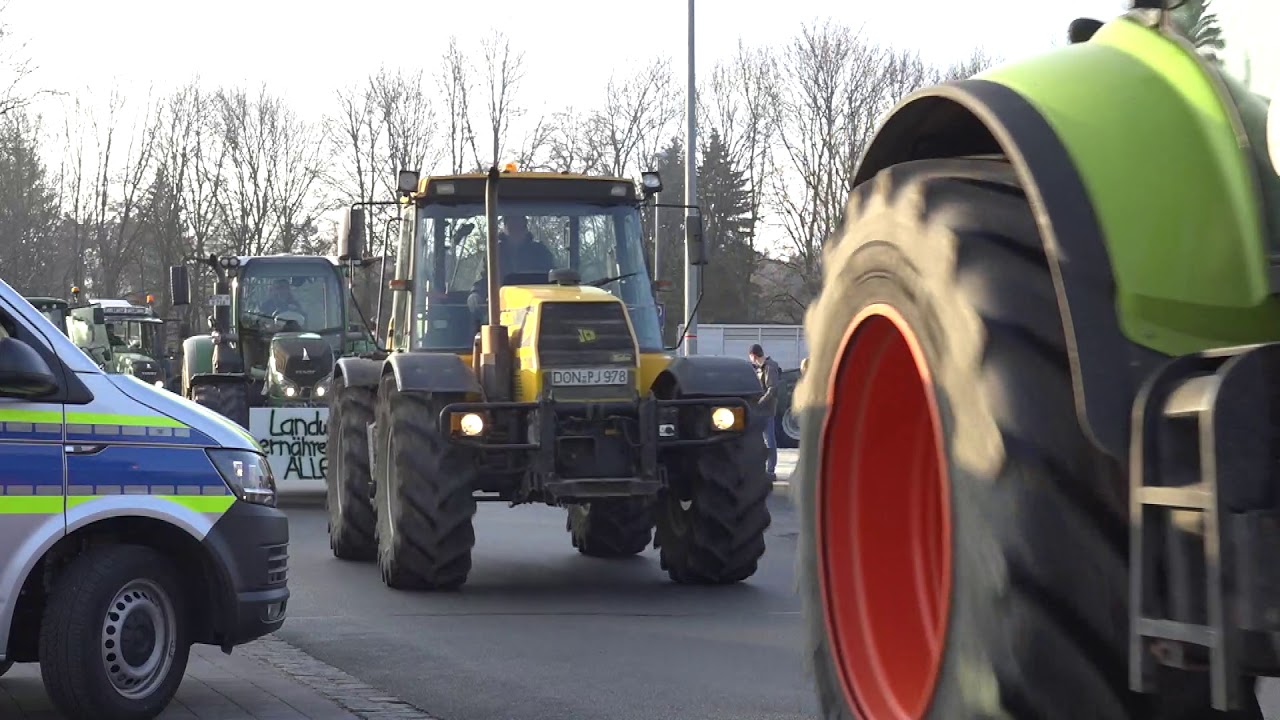 TraktorSternfahrt zur Bauerdemo nach N&uuml;rnberg - hier in Roth am Parkplatz Steinerne Eiche