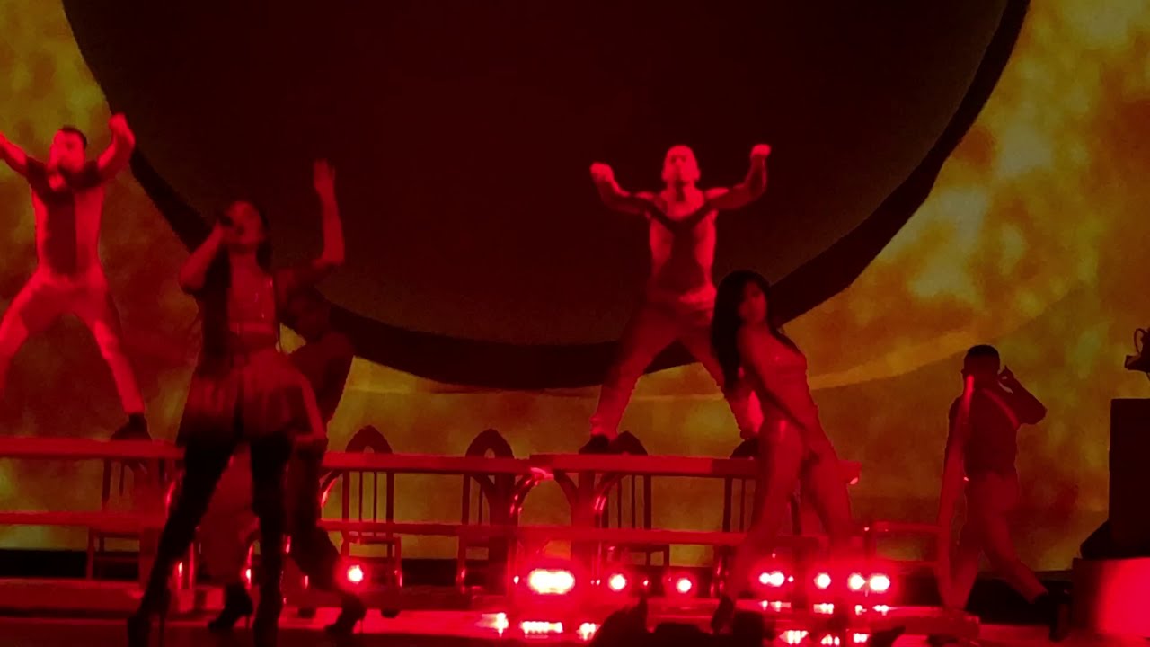Ariana Grande - Raindrops, god is a woman, bad idea, break up w/ your GF (live Nashville, TN)