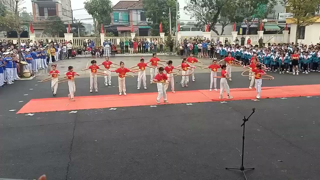 Lắc vòng - trình diễn tại ĐH TDTT