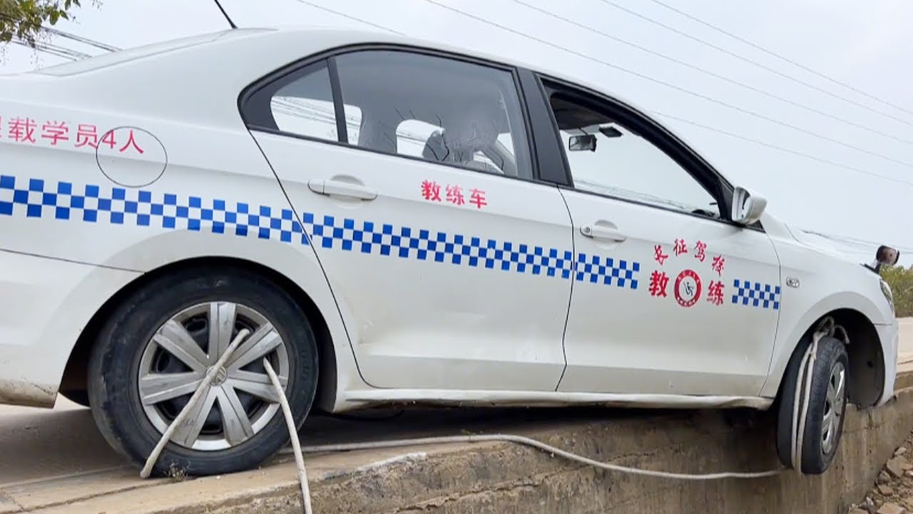 The Vehicle Fell Into A Road Bump While Driving, With The Wheels Hanging In The Air