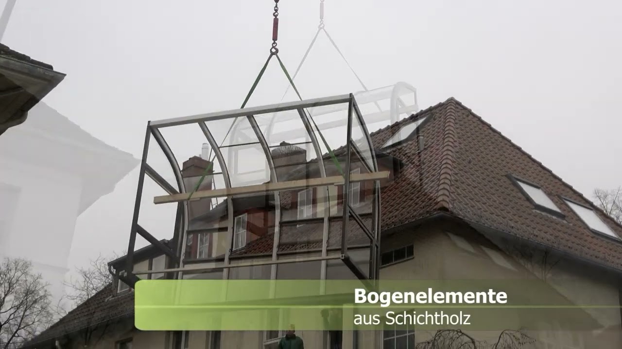 Aufbau eines Wintergarten auf dem Balkon per Kran.