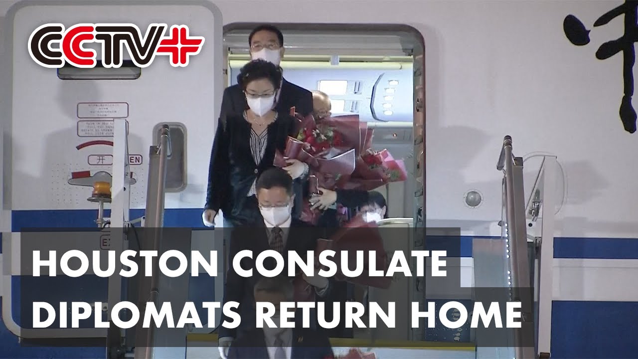 Chinese FM Greets Diplomats Returning From Closed Houston Consulate