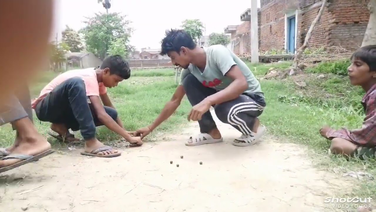गाव मे लड़का लोग कंचा खेलते हुए