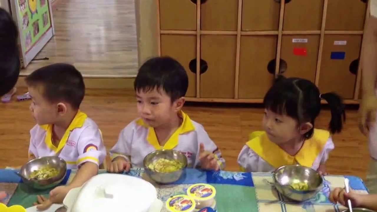 Giờ ăn trưa của Bé Trung Dũng tại trường Mầm non Hạnh Phúc