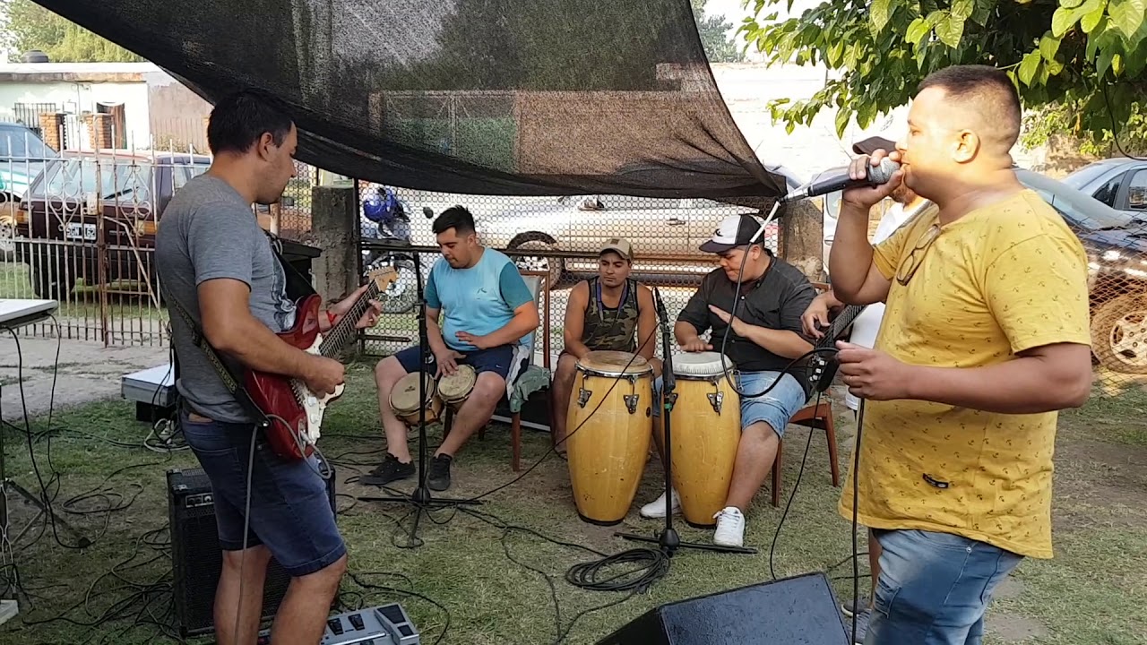 Una tarde con amigos....,haciendo cumbia...
