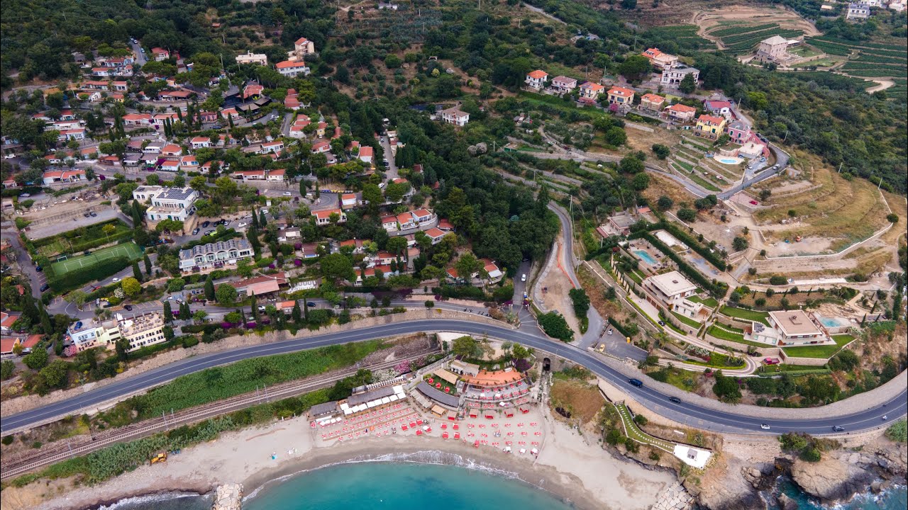 Villa indipendente con tre appartamenti ad Alassio
