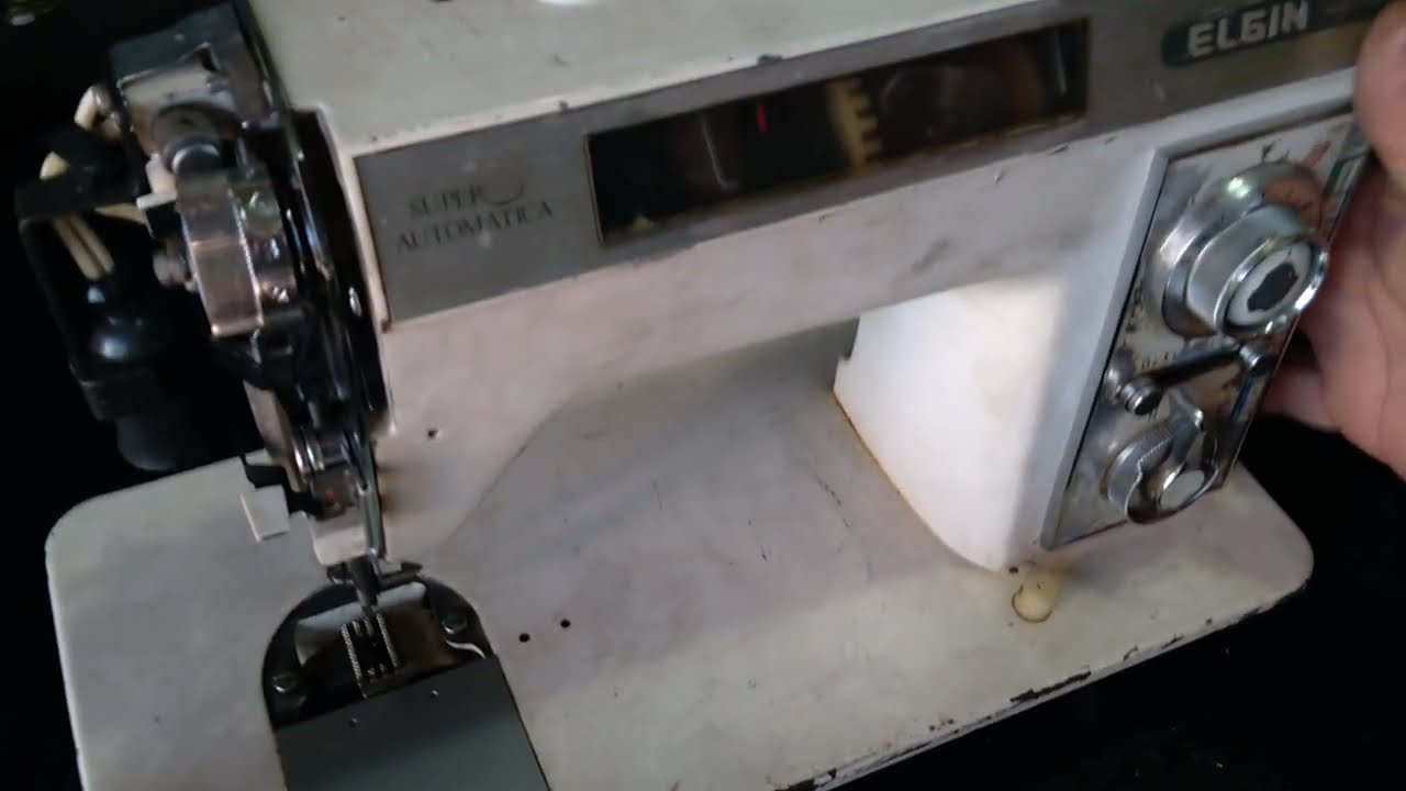 Alinhar dente de arrasto com a chapa da agulha máquina de costura Elgin Genius, Super Zig e Zig-zag