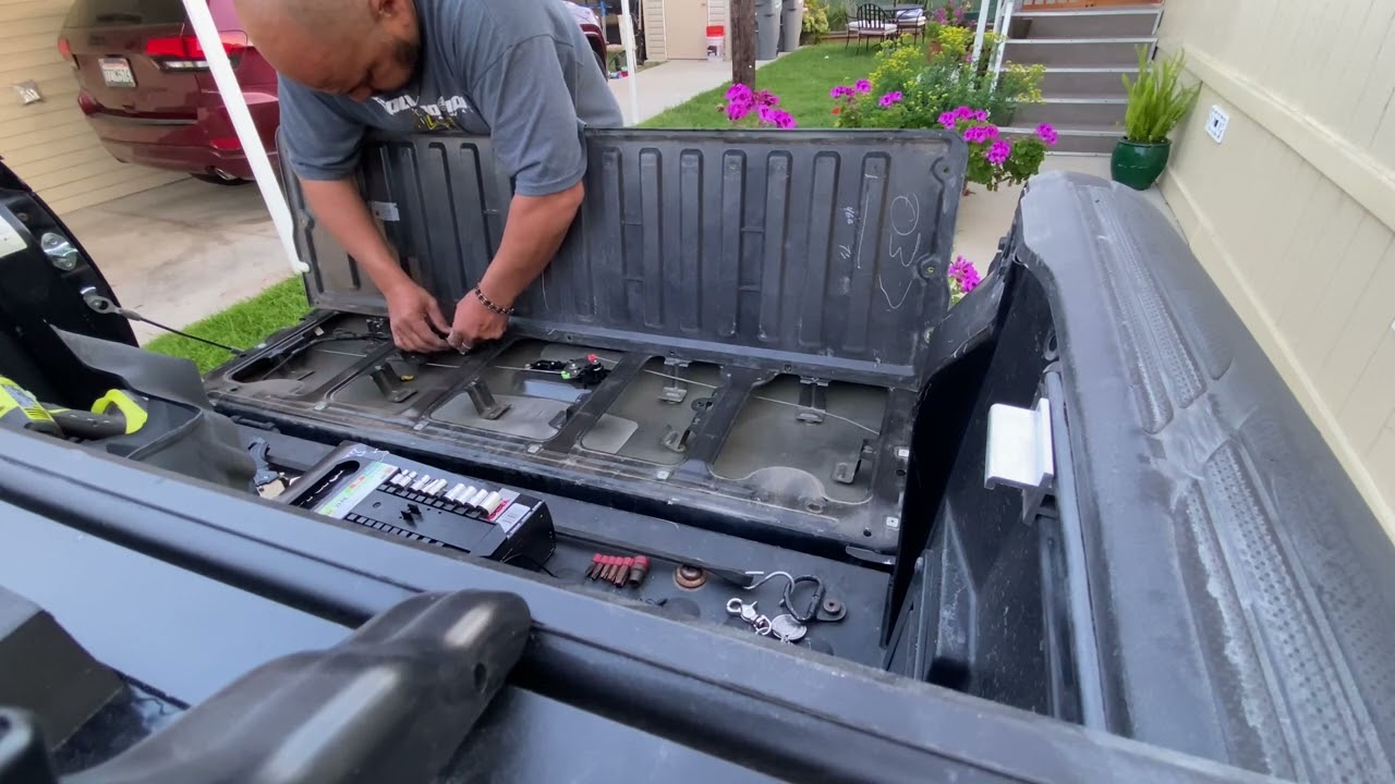 Toyota Tacoma 2012 cómo cambiar chapa trasera lock pop