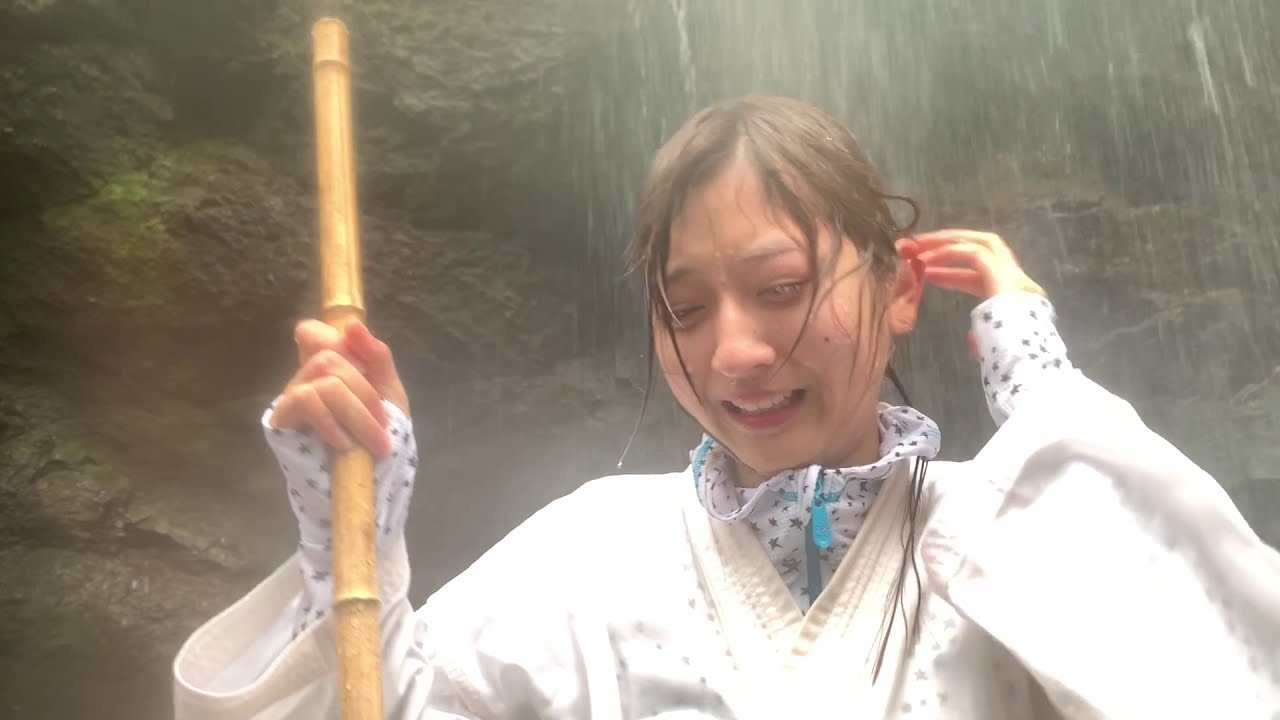 【滝行すっぴん女子】ドSディレクターに真冬で雨な日の滝行に挑戦させられたった！【岡田彩花】