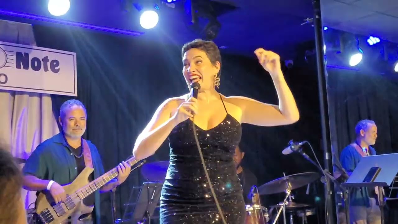 Liz Rosa em Madalena de Ivan Lins e Ronaldo Monteiro de Souza