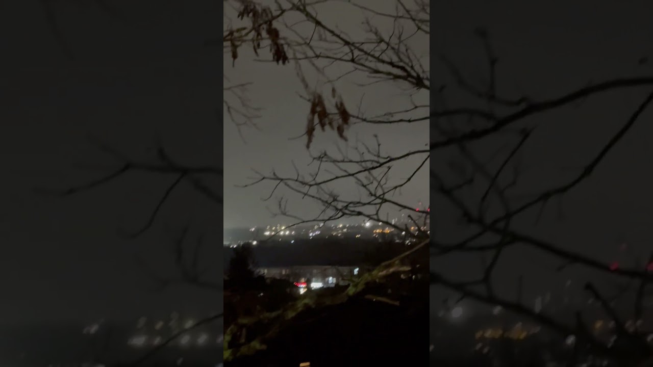 West London Homes🏠Glow Warmly Through The Rain Tuening The Evening Into A Quiet Dream.