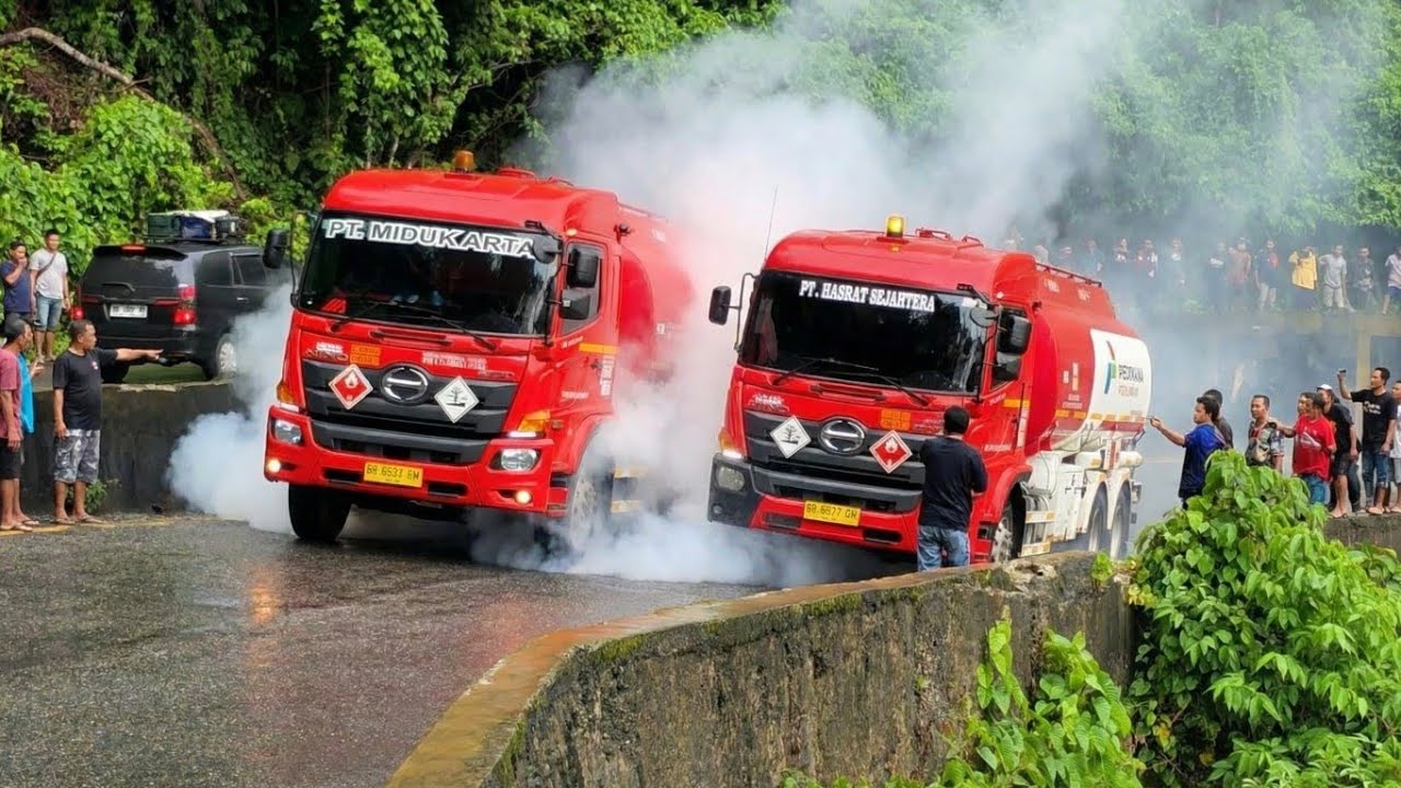 Truk Tangki Pertamina Jalan Licin Ban Slip Gagal Nanjak dan Mundur Di Tanjakan Kedabuhan