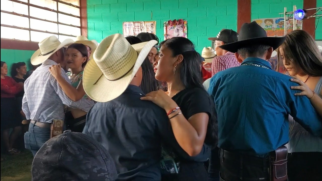 Esa paola se le nota en la mirada que la está pasando bien en este bailongo en aldea las cruces #usa