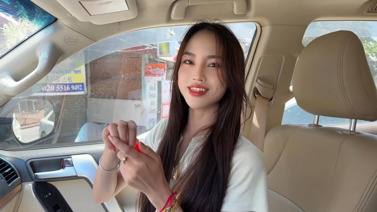 在东南亚送金耳环给老挝姑娘是什么体验？新房直接裂开了！ #老挝美女 #老挝建房 #老挝