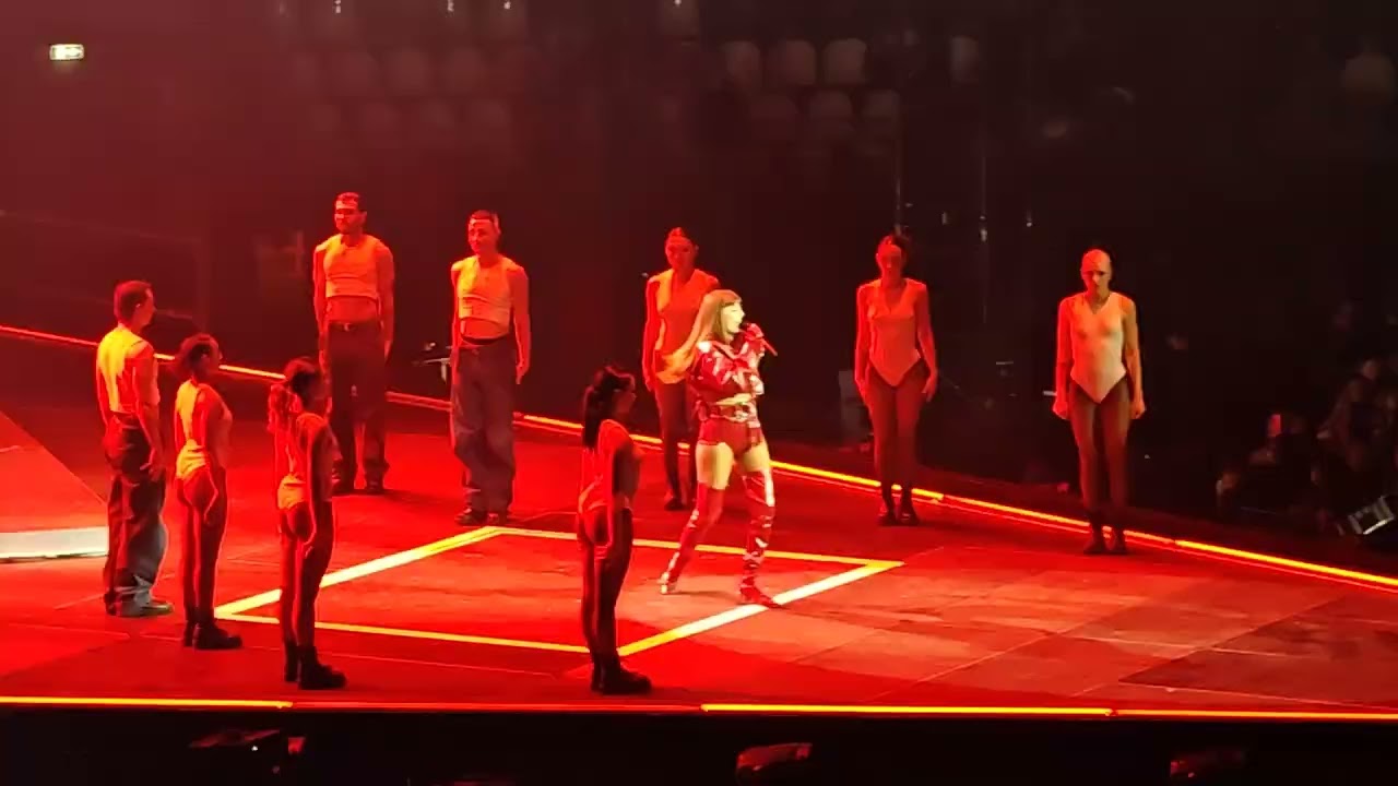 Annalisa - Delusa live at Palazzetto dello Sport in Rome ( Ma io sono fuoco tour Capitolo I)