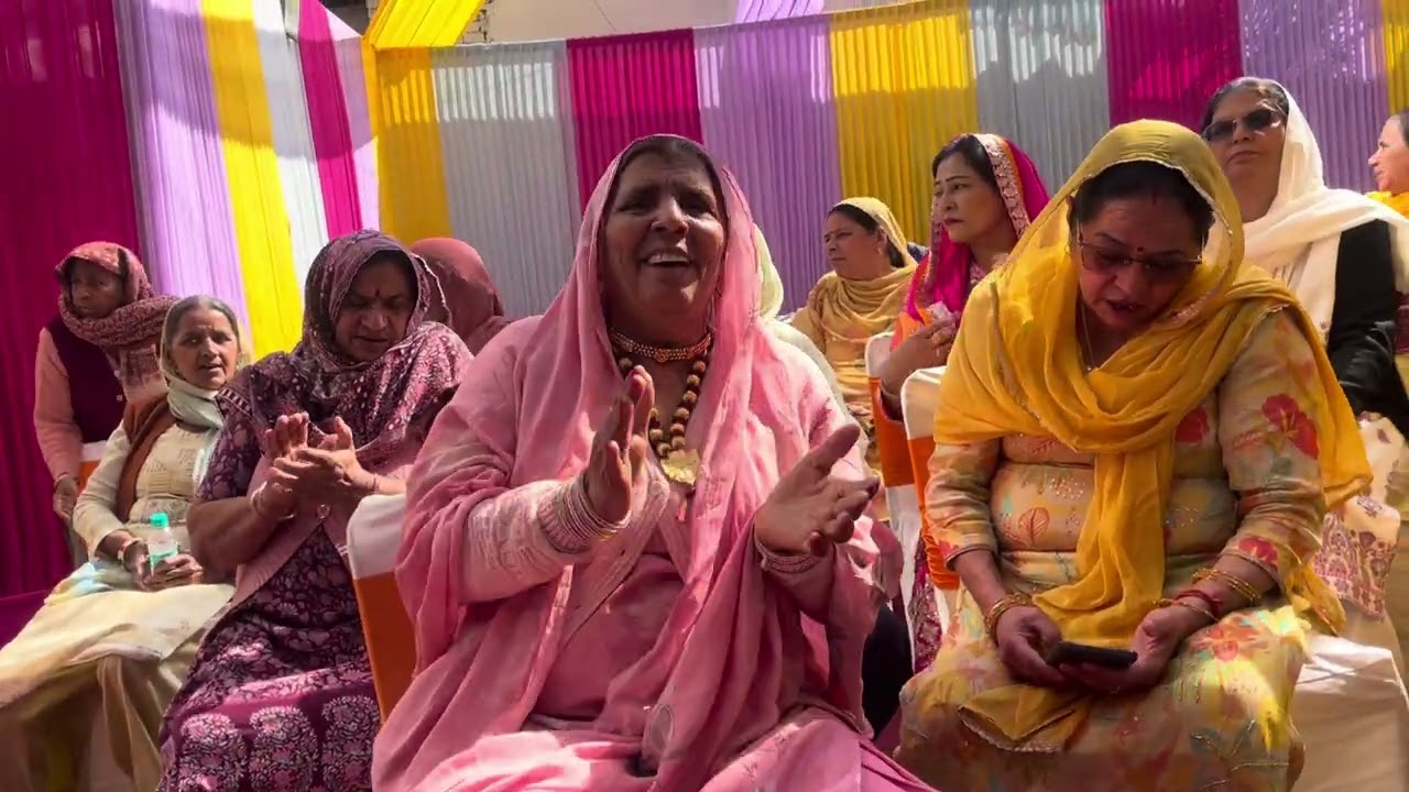 बनना काला कौट सिलाइए रे…. अंग्रेजी बटन लगाइये रे बनना 