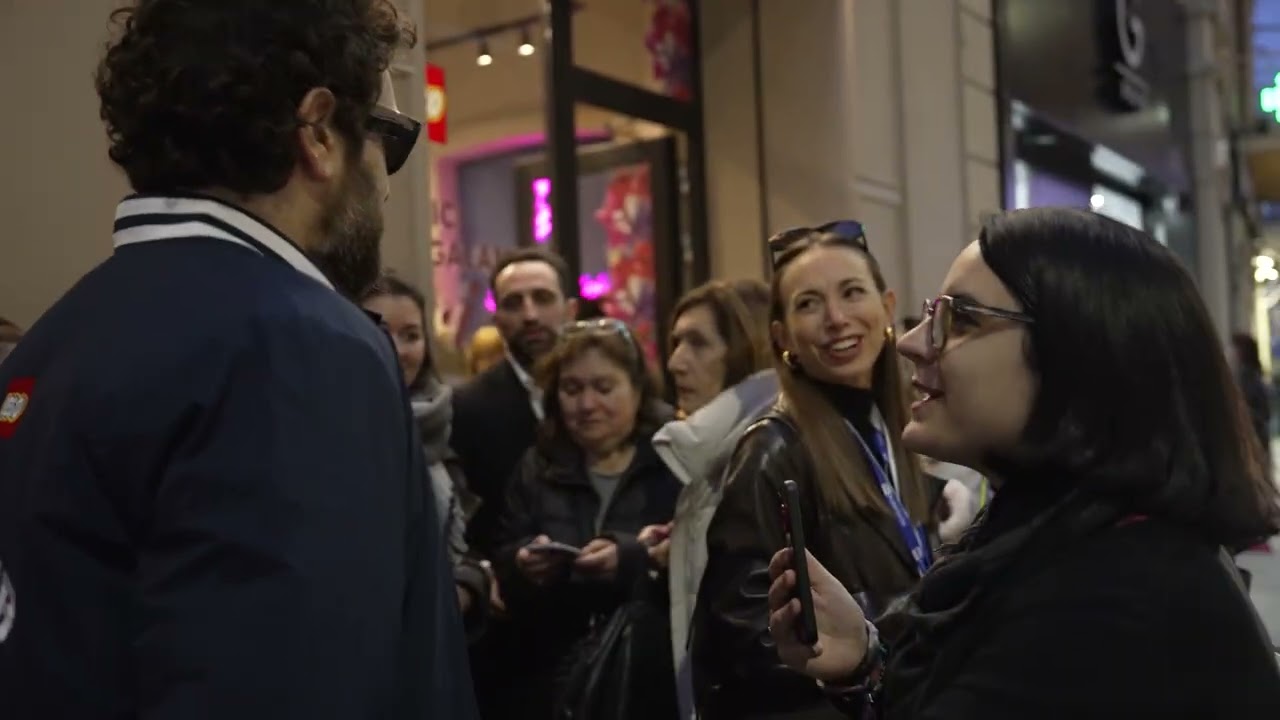 Tommaso Paradiso sorprende i fan al tramonto: saluto romantico dal balcone del Club dei Romantici 💙