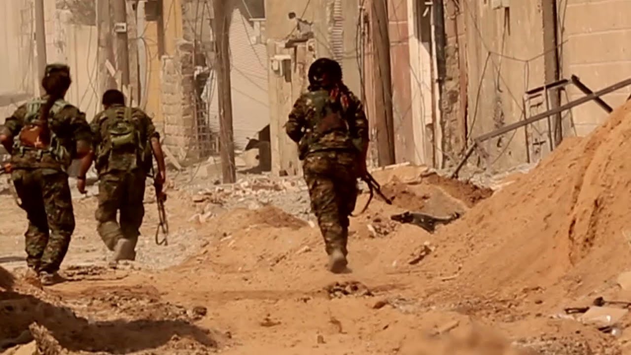 A guerra contra atiradores do Estado Islâmico escondidos nas ruínas que sobraram de Raqqa