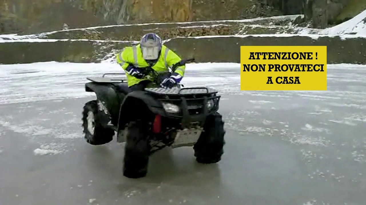 VIDEO Auto che ruota sul ghiaccio FORZA CENTRIFUGA CONTRO FORZA CENTRIPETA TE LO AVEVO DETTO