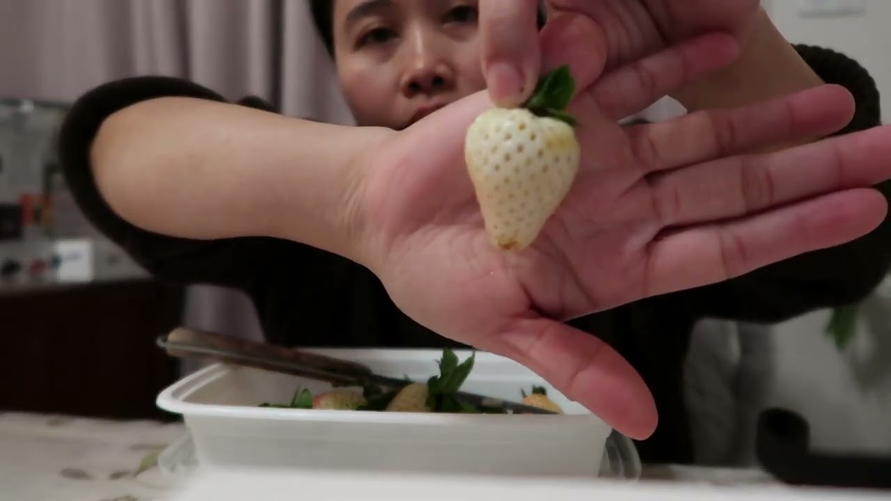 WHITE STRAWBERRIES MUKBANG | MATAMIS BA? | NOVIETUBE CHANNEL