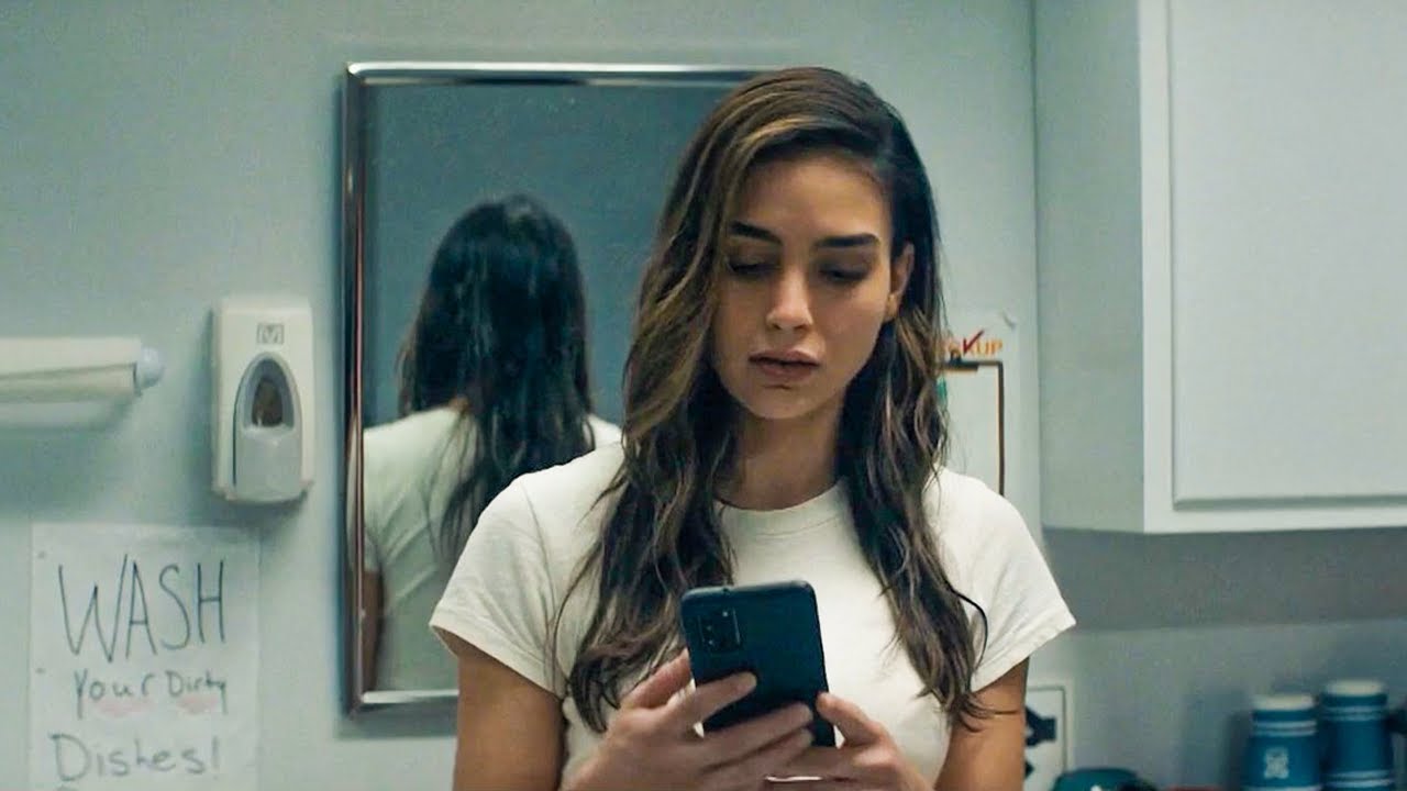 إمرأة بتروح البنك عشان تسحب فلوس والكارثة لما بيجيلها إتصال من قاتل مقنع وبيخليها تعمل اللي هو عايزه