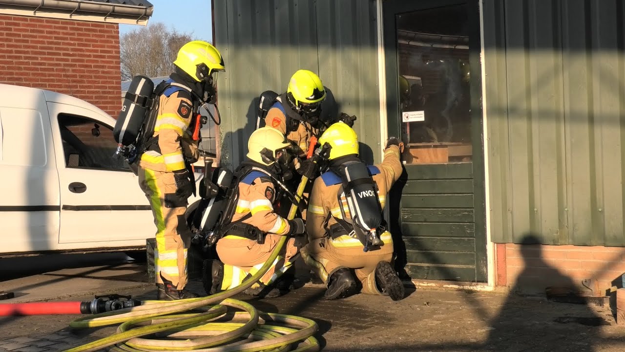 2 Gewonden door voertuigbrand met veewagen die over slaat naar schuur | Brandweer Wapenveld in actie