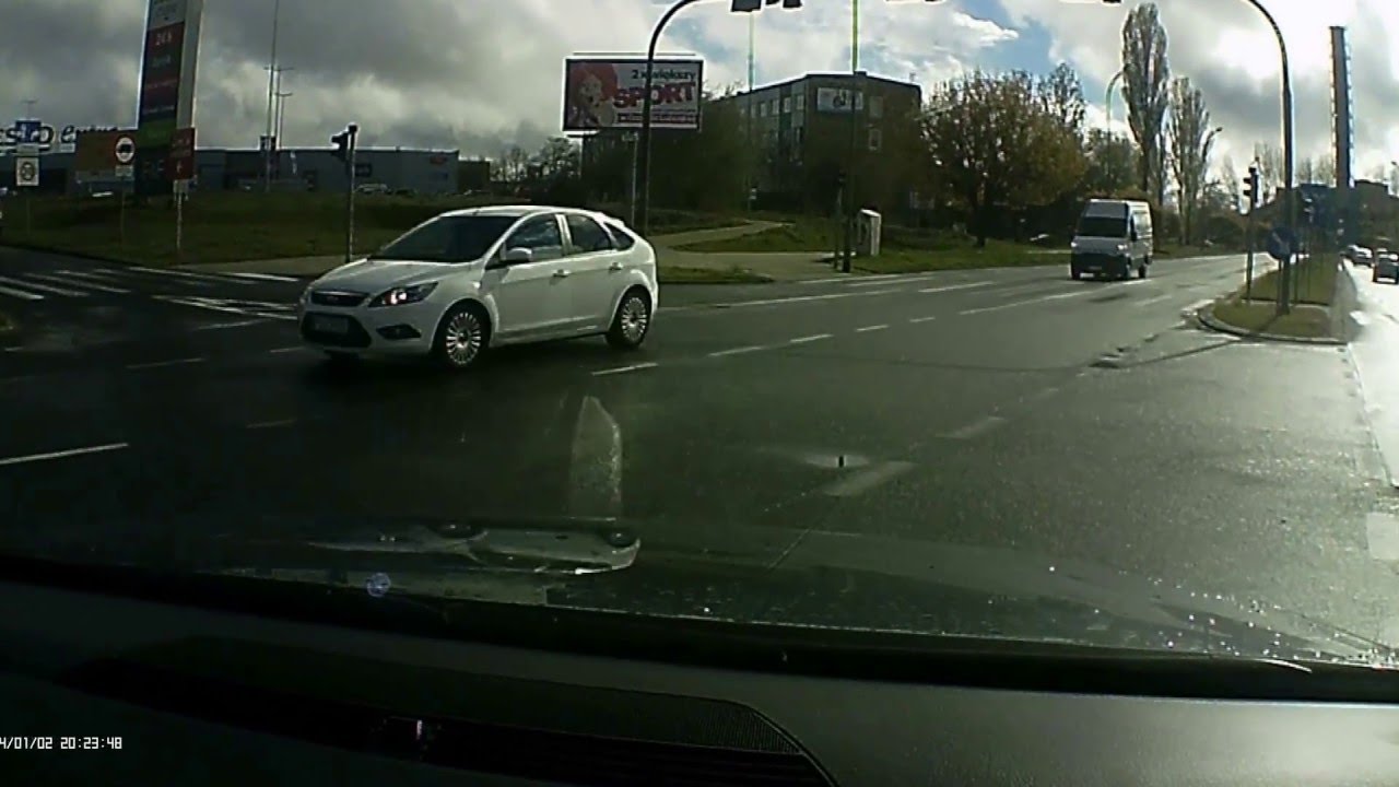 Dziadek wyjeżdża z Tesco.