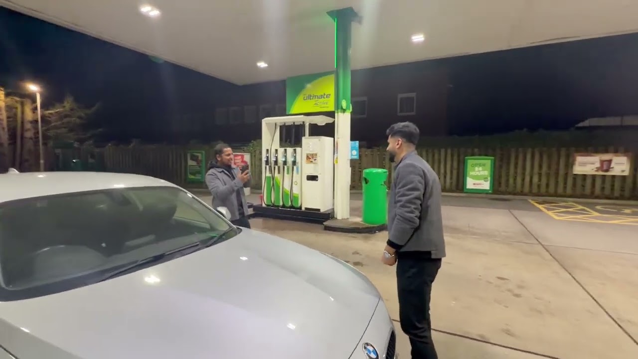 Filling up fuel in Northampton 🇬🇧 kaha jare hai hum log 