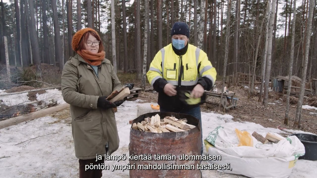 Biohiilen tekoa järviruo'osta ja risuista Kettumäen kansanpuistossa