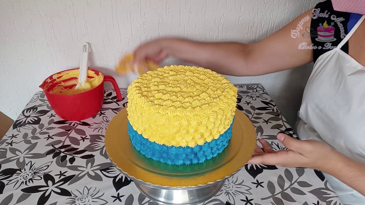 Decoração de bolo para quem inicia na confeitaria. Bolo Minion