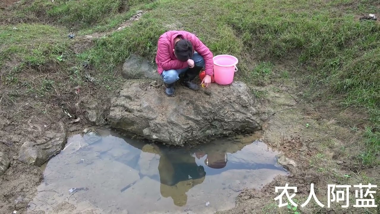 钓鱼：小伙用蚯蚓在山里的深坑打窝三天，一开钓就遇鱼窝，过瘾了