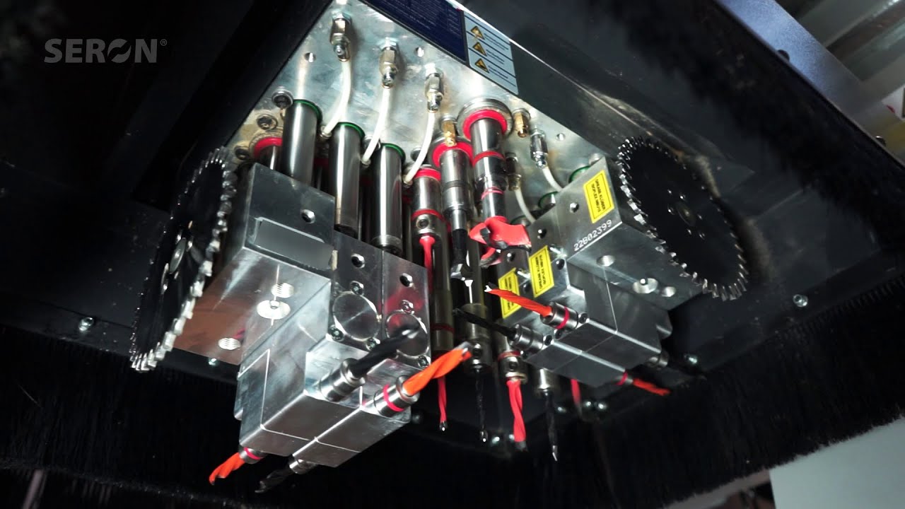 Praca agregatem wiertarskim | Płyta wiórowa | Produkcja mebli na ploterze Seron PRO | Drilling unit