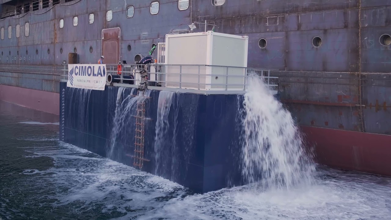 Il viaggio dello scafo di Seabourn Venture partito da San Giorgio di Nogaro a Genova