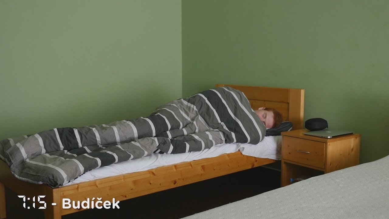 Denní program spočítaný na minuty. Kávička jako opušťák